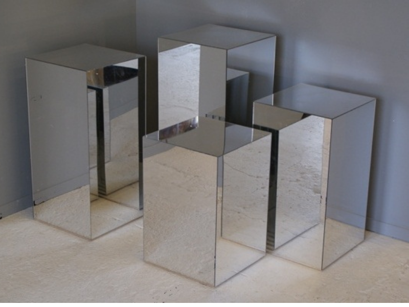 Mirror plinths