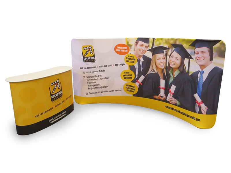  Curved walls with sales counters are a simple and effective combination