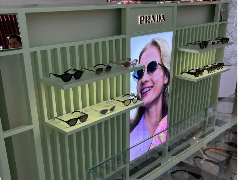 retail-mall-merchandise-displays